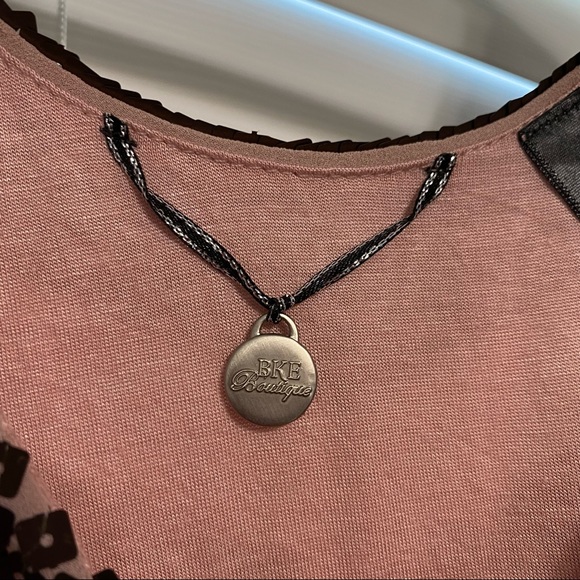 BKE boutique mauve and gold sequin top - Picture 6 of 7